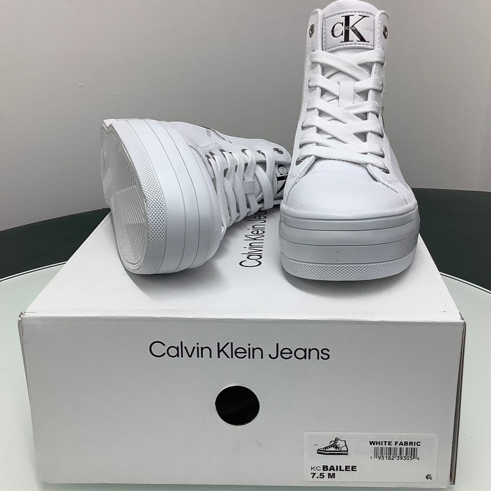 Calvin Klein - Picture 3 of 4